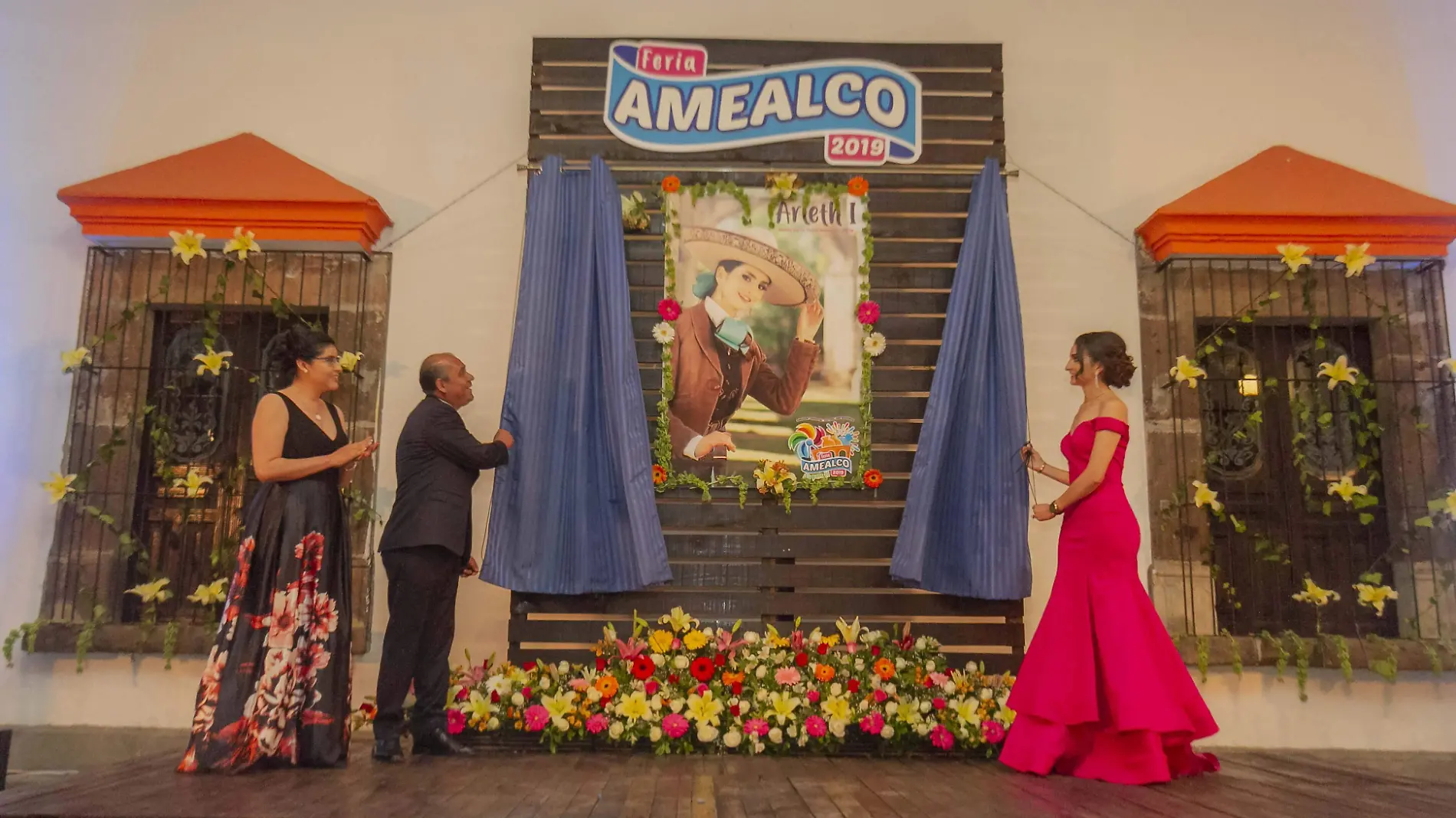 El presidente municipal de Amealco de Bonfil Rosendo Anaya,  encabezó la presentación de la próxima reina Arleth I.